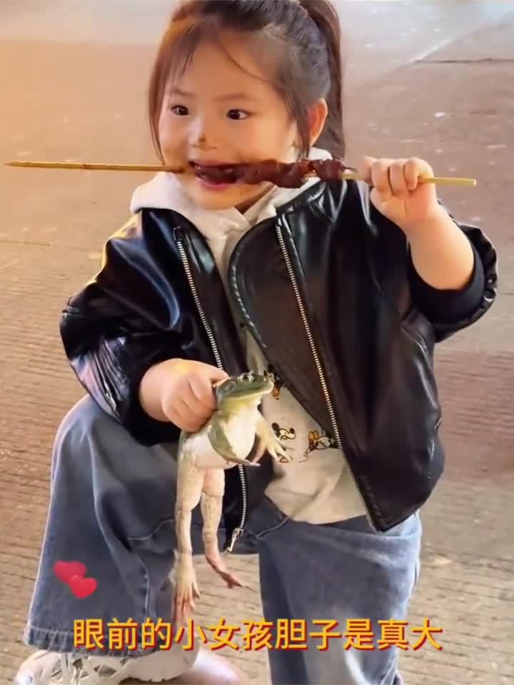 大大方方地女孩,手里拿着大肉串吃