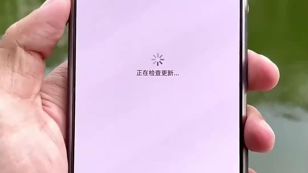 iOS18.5新增彩虹动态壁纸。这个三角线条风你们觉得怎么样?