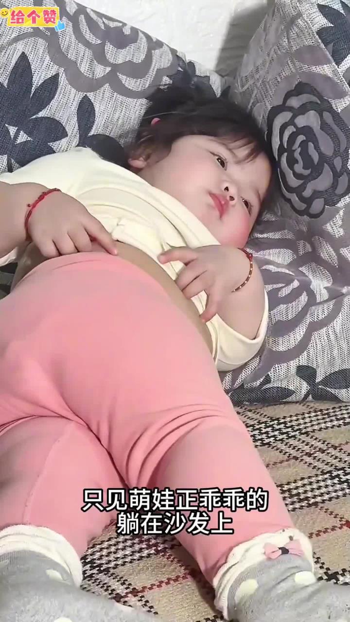 这衣服都盖不住的小肚子 真是太可爱了