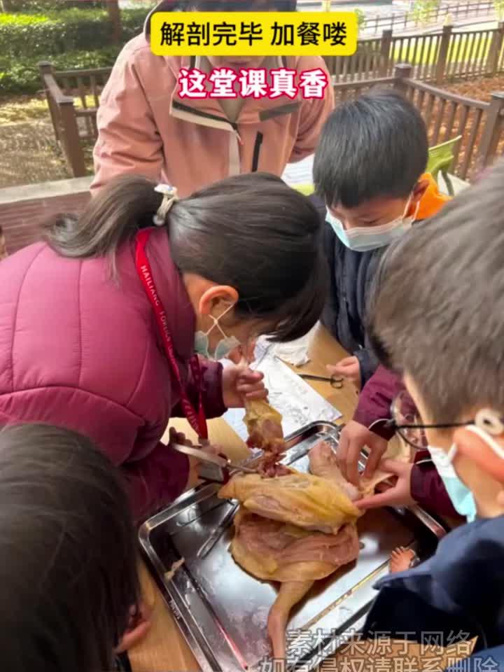 既补身体,又补脑。老师在课堂给学生加餐:校园