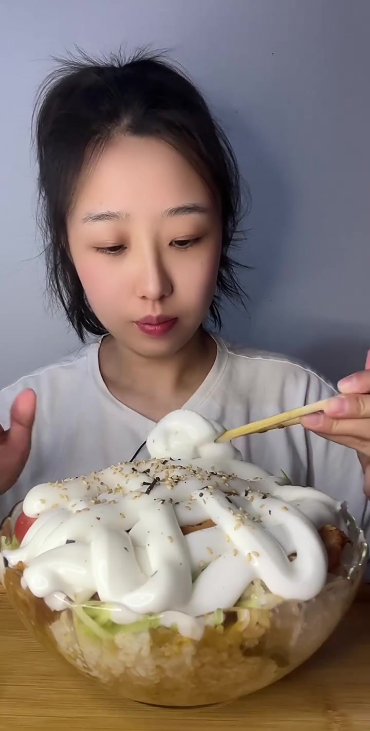 鸡排饭，鸡排淹没在沙拉酱里了哈哈哈