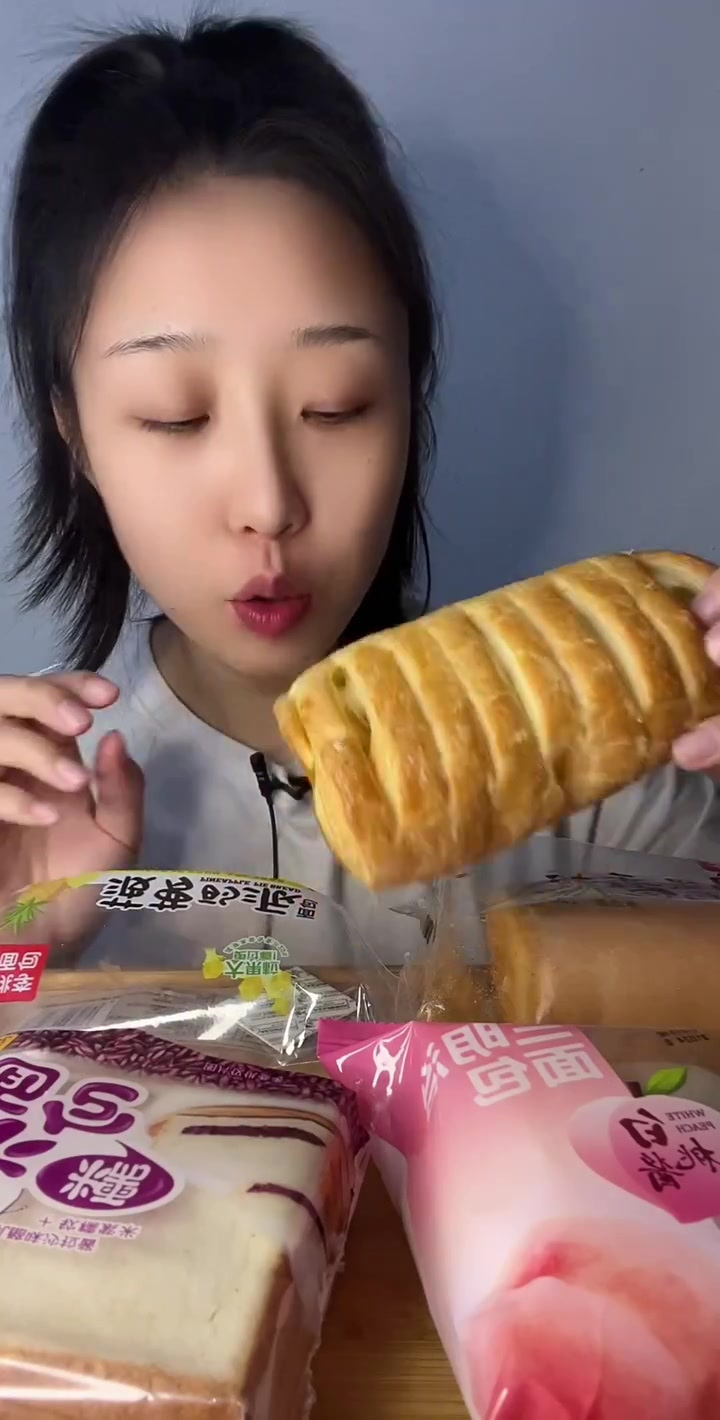 吃个桃李小面包,新出的这个菠萝派我觉得嘎嘎好吃