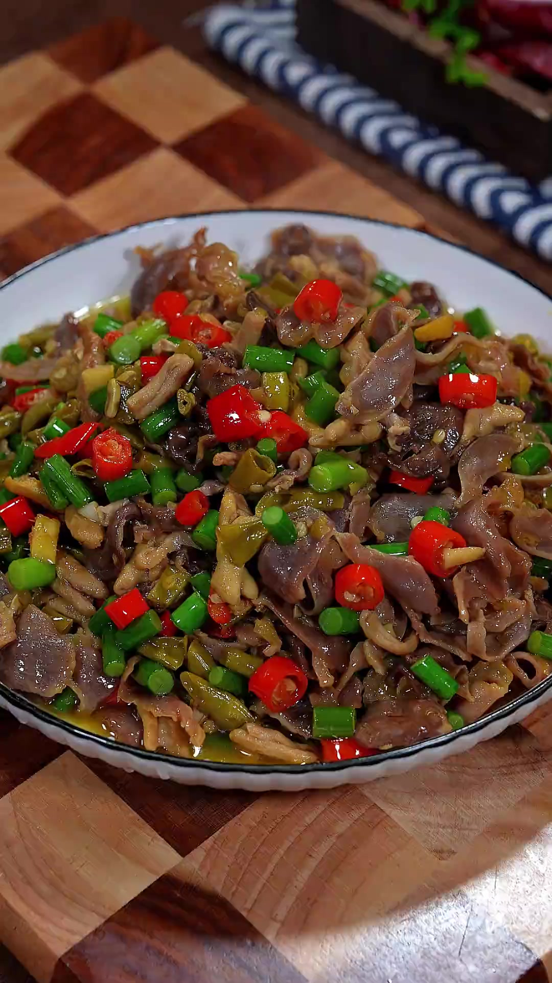 不知道吃什么下饭菜的时候，我就会给家人做这个酸辣鸡杂，香辣脆