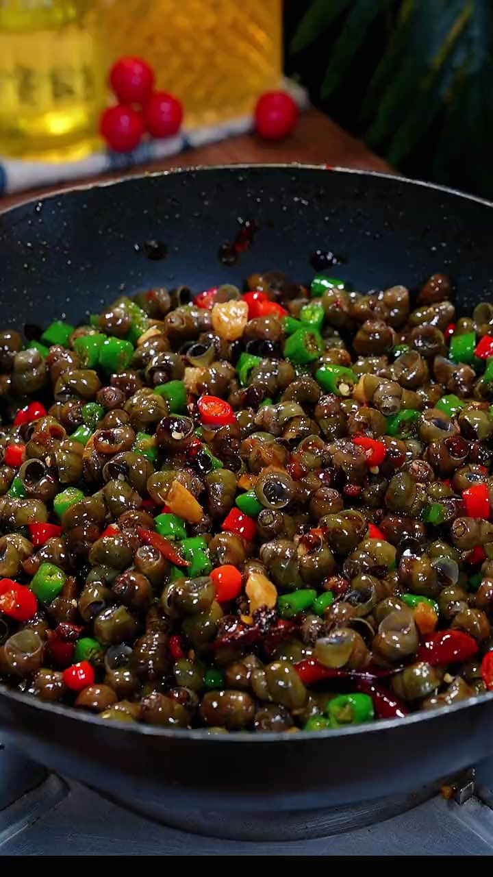 爆炒田螺在广东和福建都很受欢迎,宵夜标配下jiu菜,自己在家