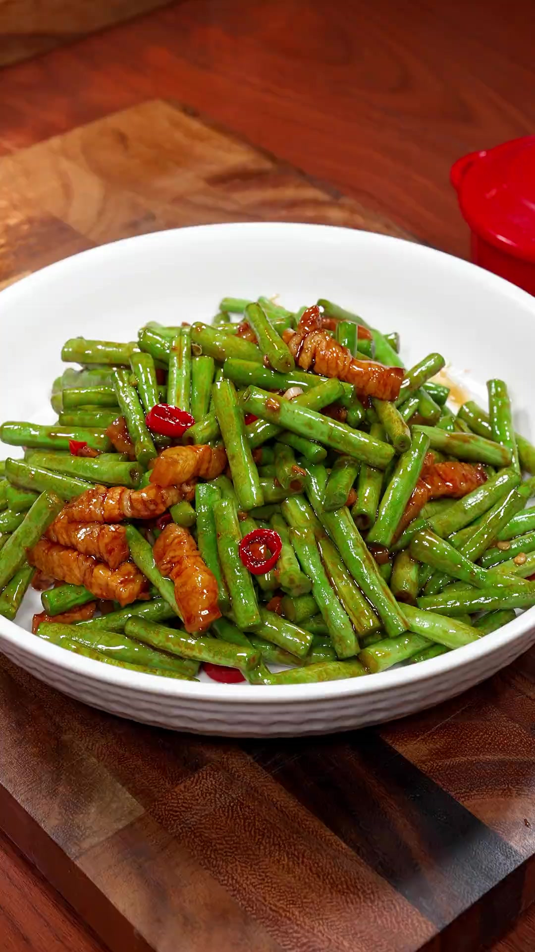 你们在家炒豆角是焯水还是过油,还是直接下锅炒。今天就把最简单