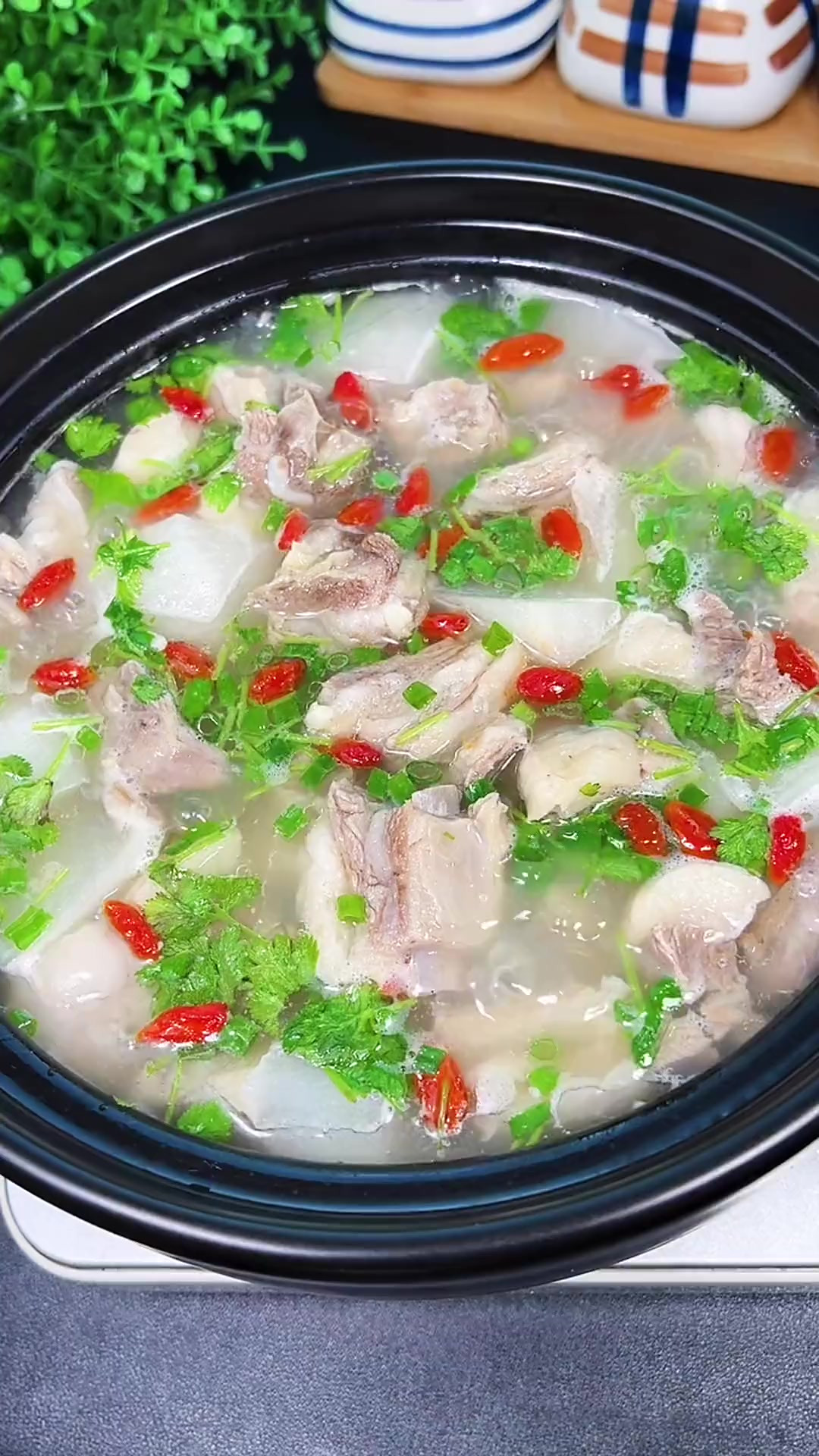 天气越来越冷了，教大家做一个简单好吃的羊肉汤做法，汤鲜味浓