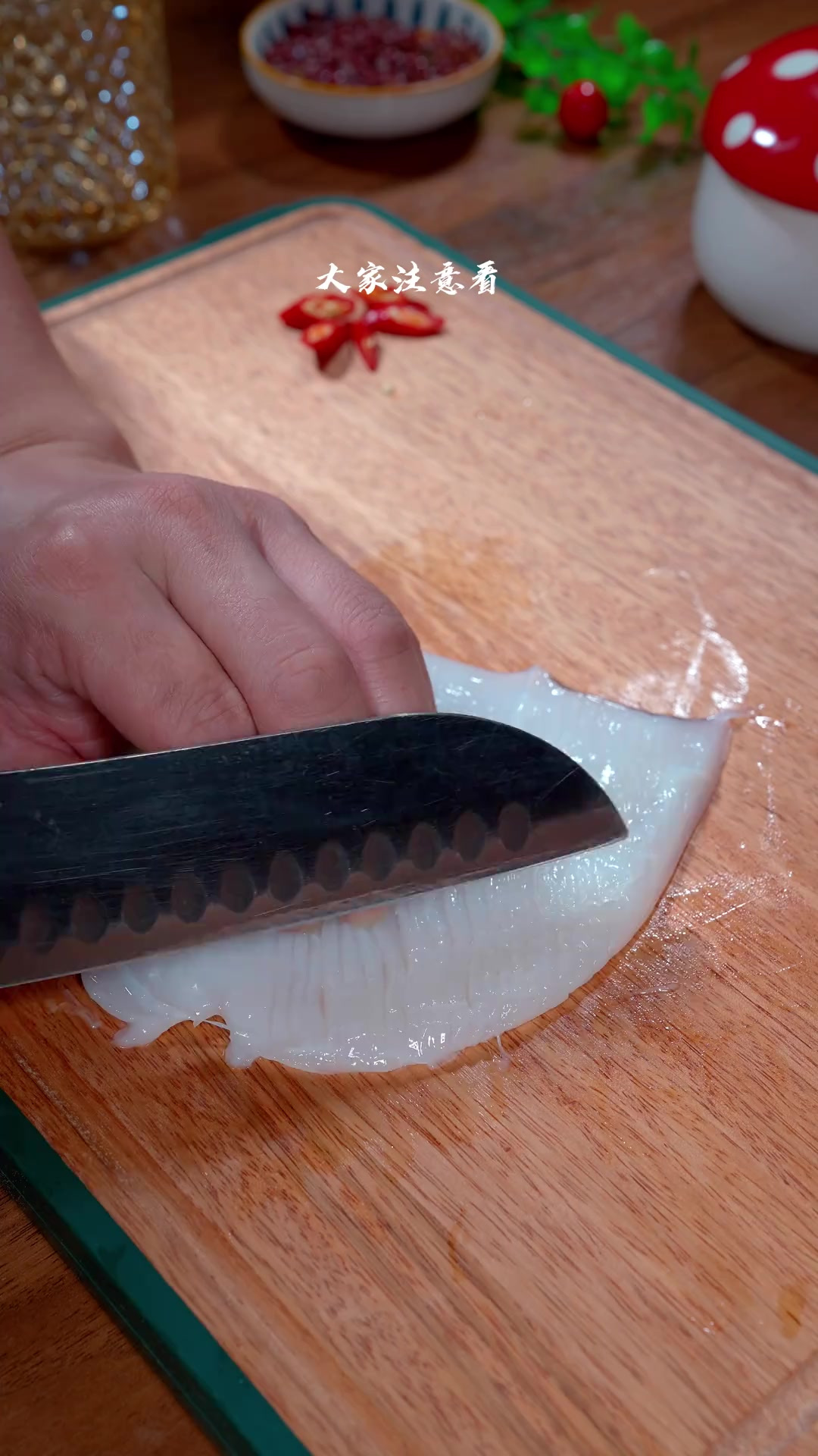 大家注意看,这是最近全网很火的椒盐鱿鱼新吃法,不用油炸不用烤