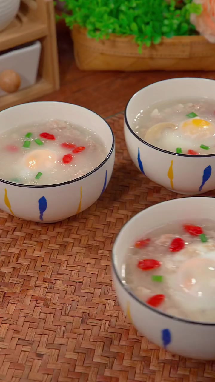 我每周都会做几次这个鸡蛋肉饼汤,加了马蹄的肉饼更加嫩滑清甜