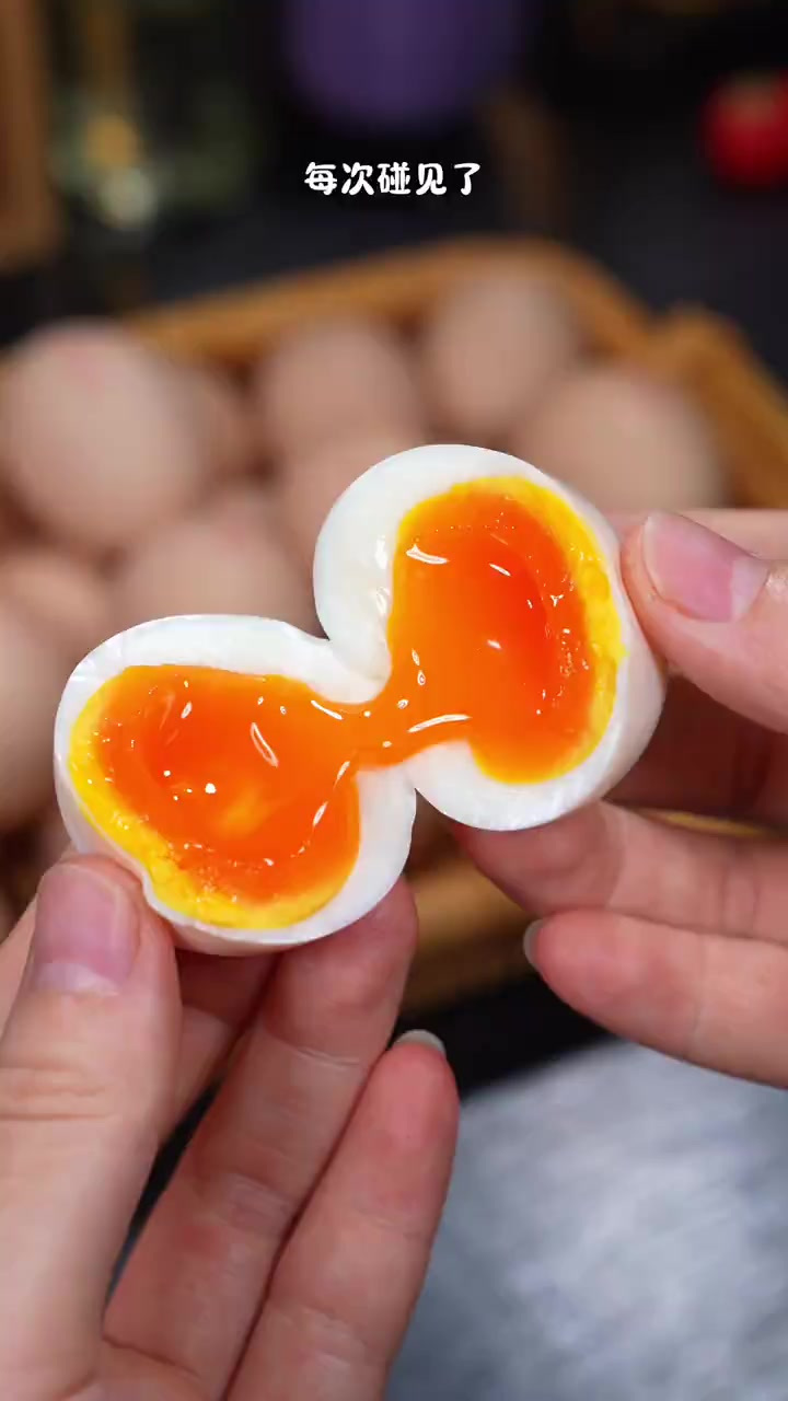 这是我家回购很多次的可生食始祖黑鸡蛋,一箱30枚顺丰包邮,营