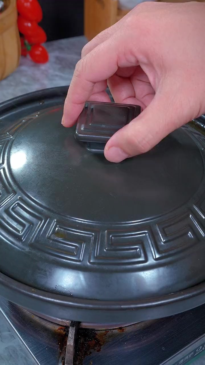 在我们广东,这个鲍鱼焖鸡那是年夜饭必备的一道菜,也是很多粤式