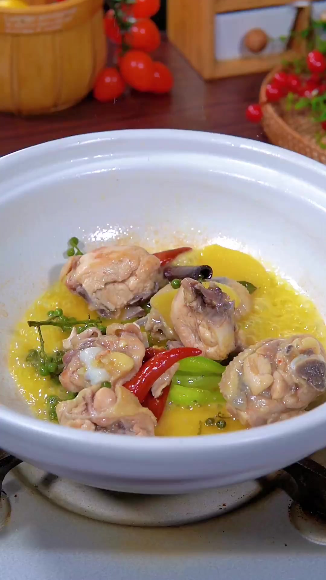 很多人都喜欢吃花椒鸡，其实在家做真的好简单，鲜香嫩滑特别好吃