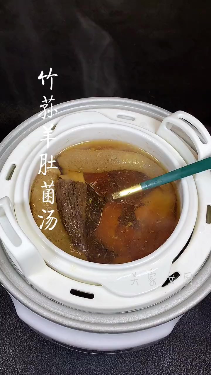 广东人都喜欢喝汤,今天我们这样炖出来的竹荪羊肚菌汤很鲜很好喝