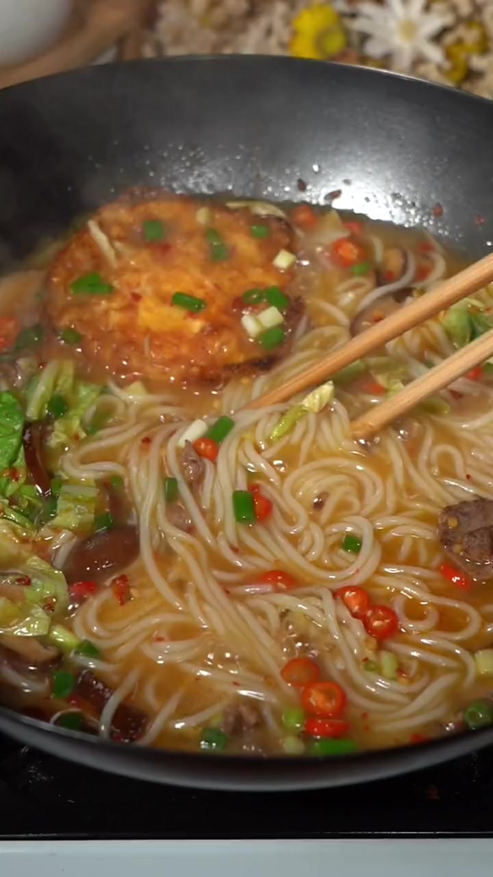 不想吃饭的时候就来一锅肉丝汤粉！几碗下去太满足啦！