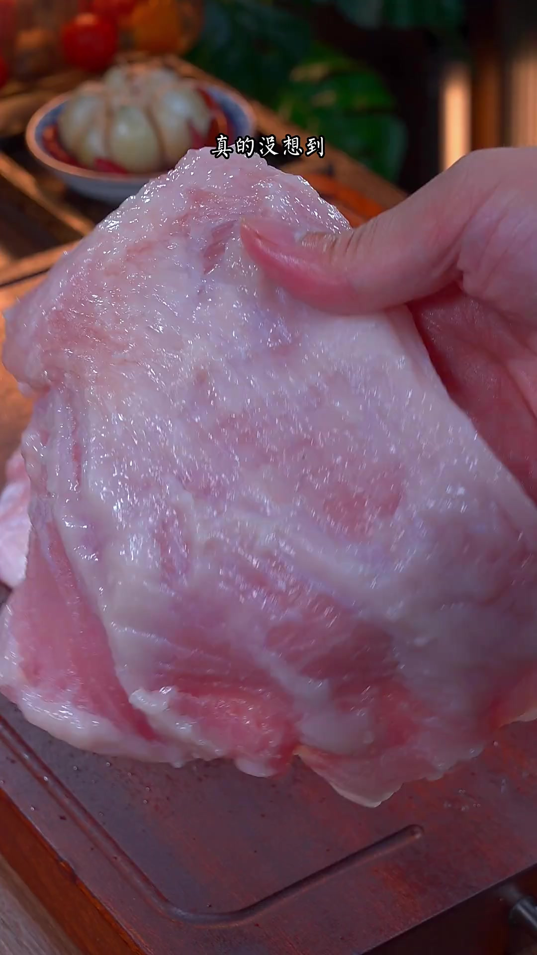 很多人都不知道猪的身上这块肉,不但便宜,做出来外焦里嫩又不腻