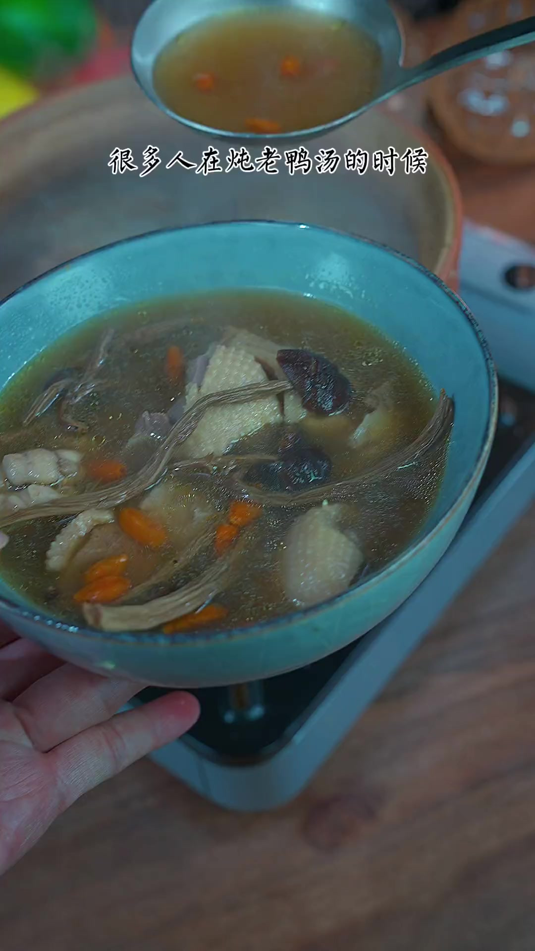 炖老鸭汤千万不要焯水，老鸭汤什么炖才不腥不柴，冬天是喝汤的季