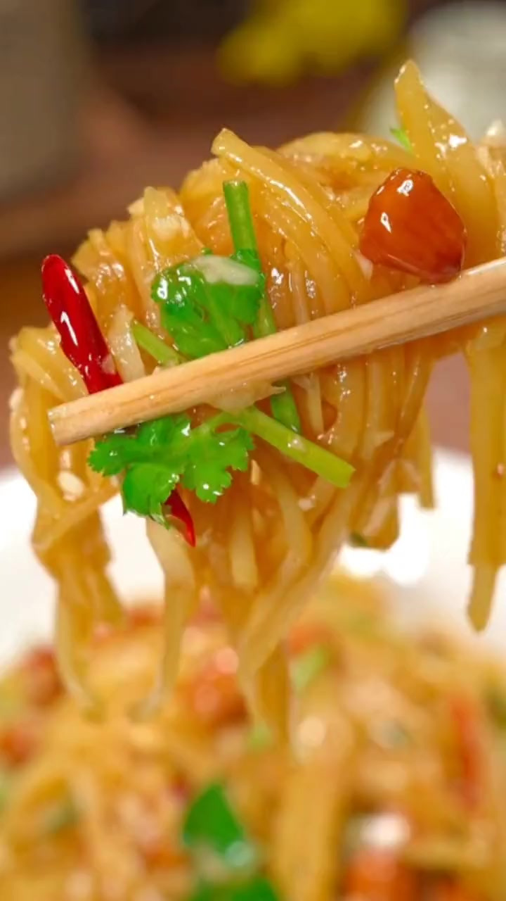 年夜饭餐桌上做几道这样的小凉菜，清脆爽口又下饭，真的比大鱼大