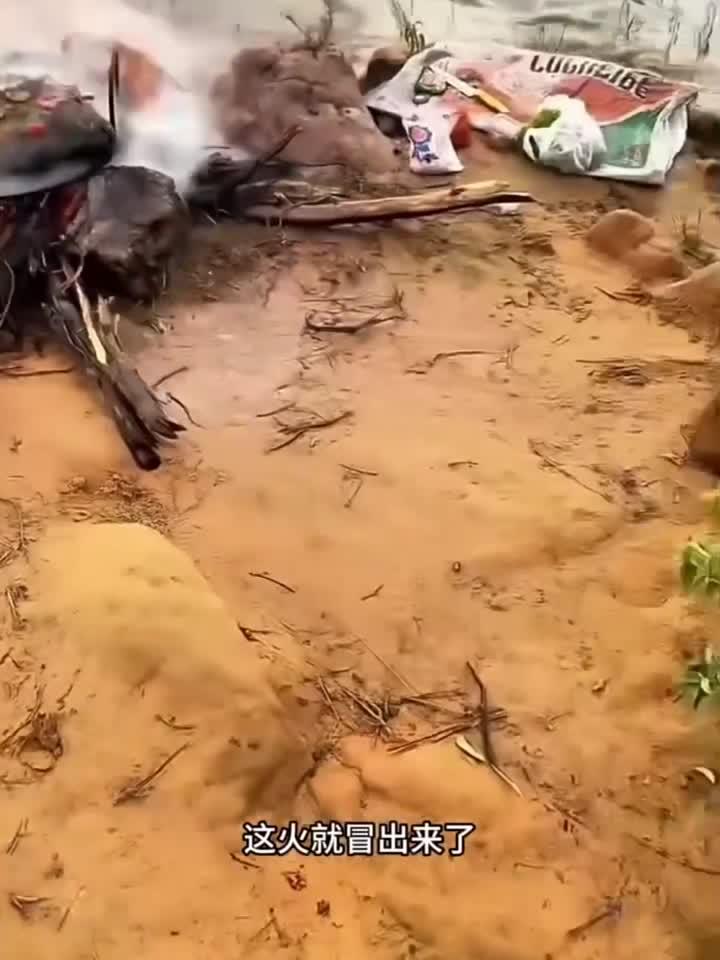 男子将刚钓上来的鱼就扔进油锅里炸，结果下一秒场面就失控了