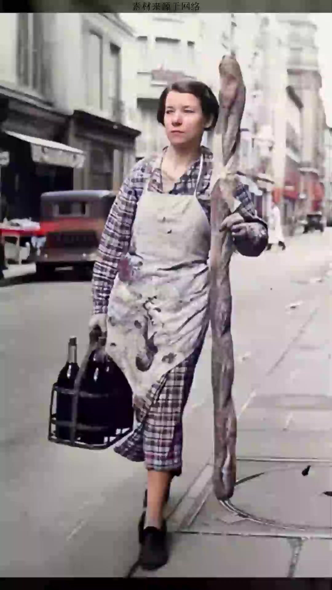 1945年，在法国，一位女人穿着围裙一只手拿着一条法棍，另一只手提着几瓶葡萄酒，形色匆匆地
