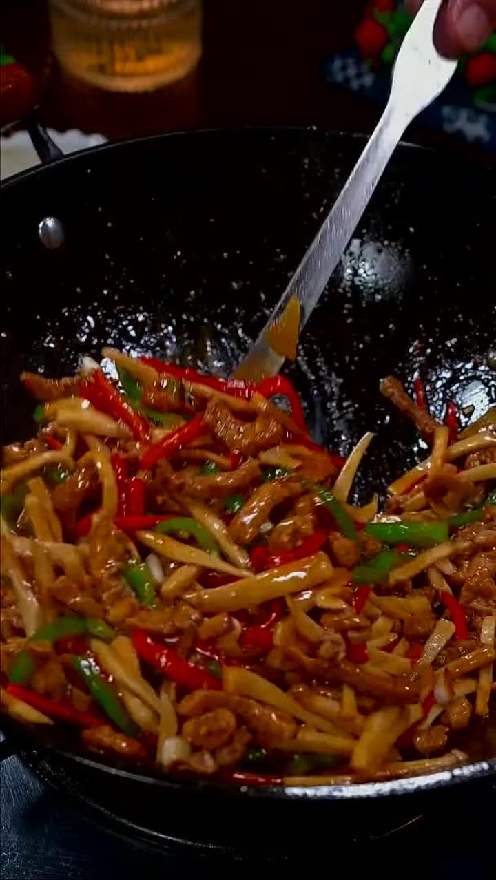 杏鲍菇炒肉丝 是一道非常好吃的，我家每次这道菜一上桌就光盘 (1)