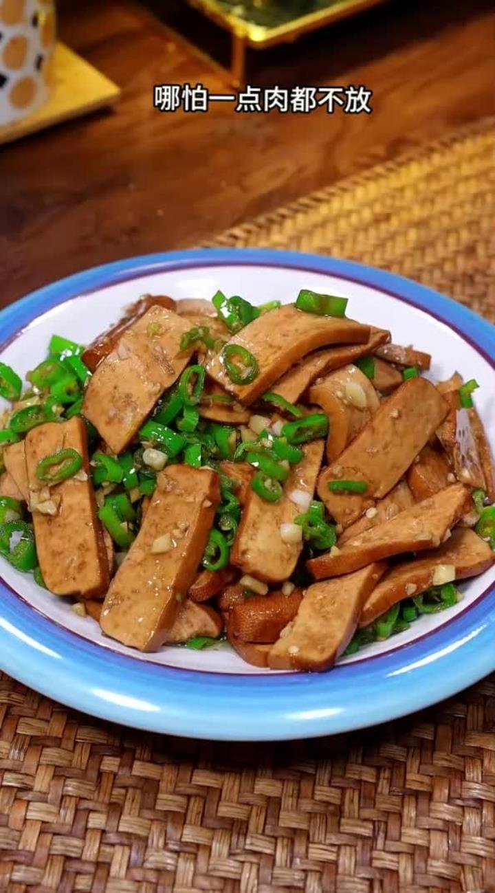 每次不知道吃什么的时候，我就会做这个素炒香干，鲜香滑嫩，三碗米饭不够吃