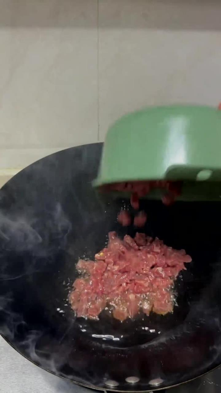 酸豆角炒牛肉，要吃的拿碗来