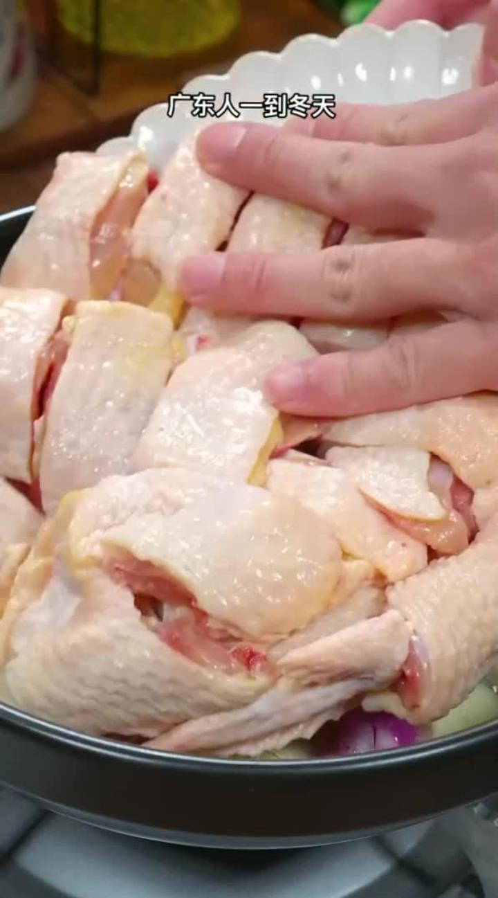 广东人一到冬天就特别喜欢去外面吃鸡煲，尤其是这个胡椒鸡煲，其实自己在家也能做