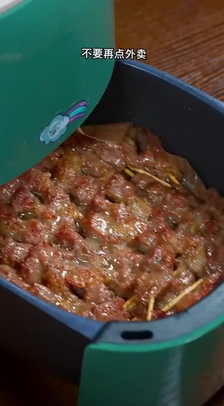 晚上饿了馋了不要再点外卖了，你就在家烤点这个安格斯牛肉串，外焦里嫩，一口一口根本