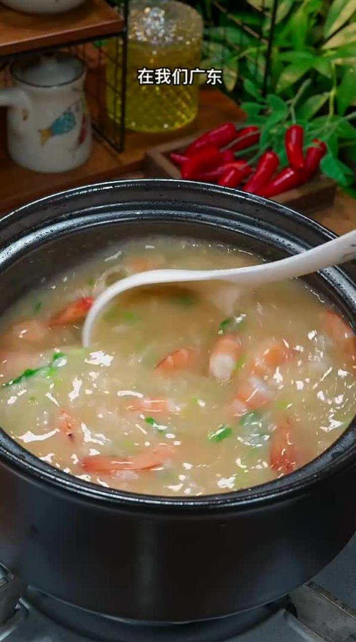 很多人喜欢吃潮汕海鲜砂锅粥，鲜香美味，做法非常简单