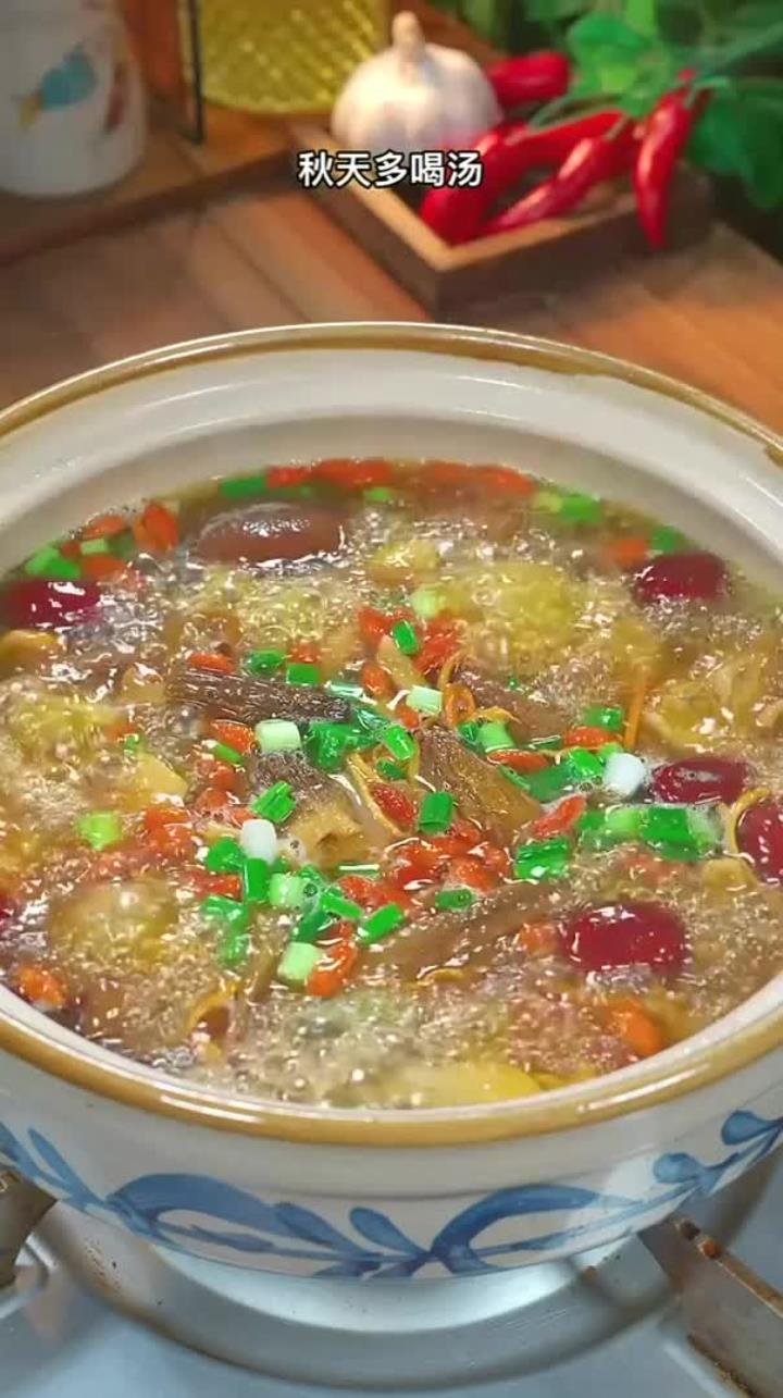 这个排骨菌菇汤我家一周都要做三次，汤鲜味美好喝又营养