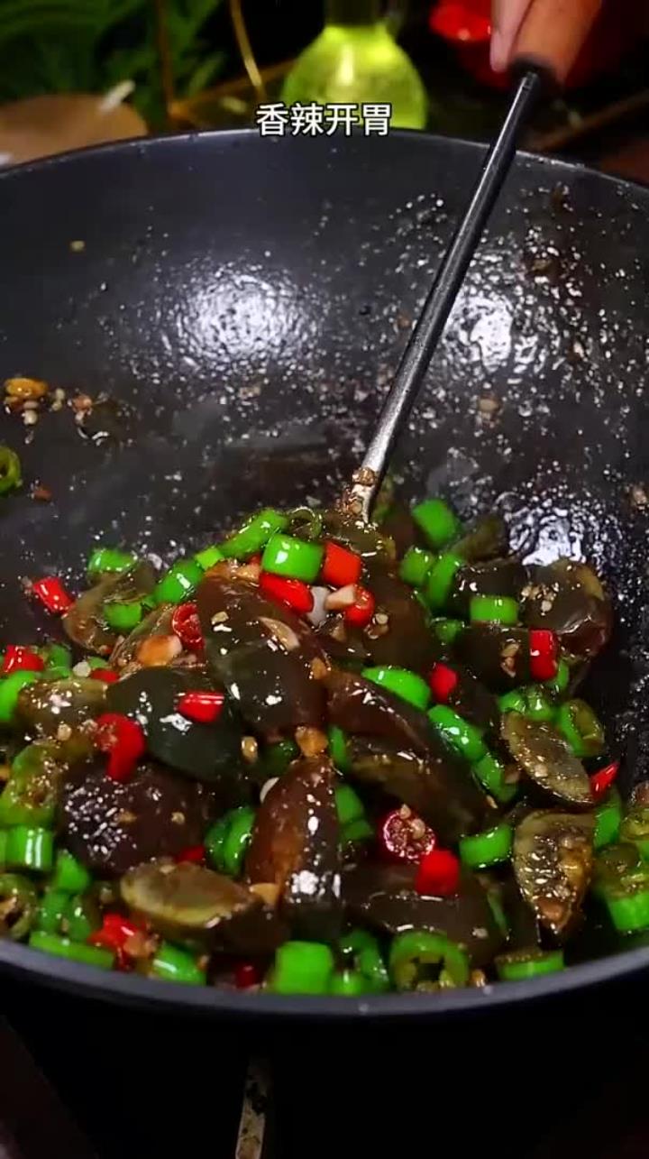 每次不知道吃什么下饭菜的时候，我就会做这个辣椒炒皮蛋，香辣开胃，一锅米饭不够吃