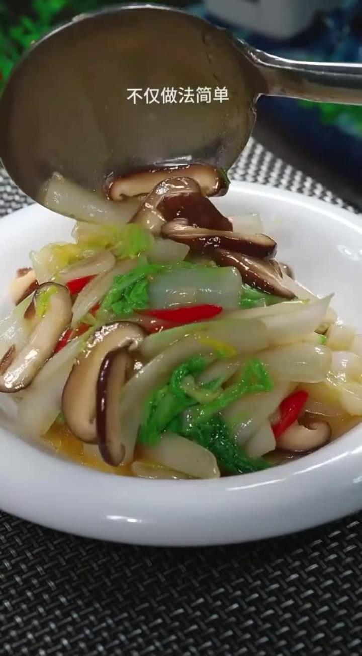 香菇奶白菜 大鱼大肉吃腻了，那这个香菇奶白菜你可要试试，简单好吃又解腻！
