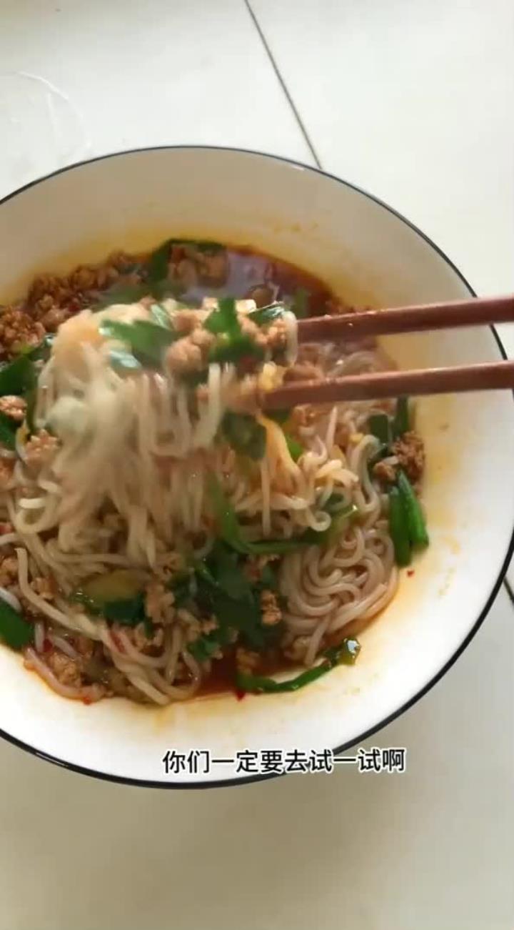 五分钟搞定韭菜肉末米粉，巨好吃！