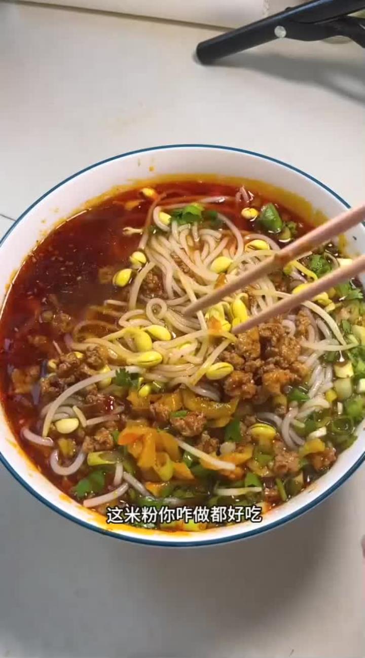 喜欢嗦粉的一定要去试试肉酱米粉，好吃要流泪啊！