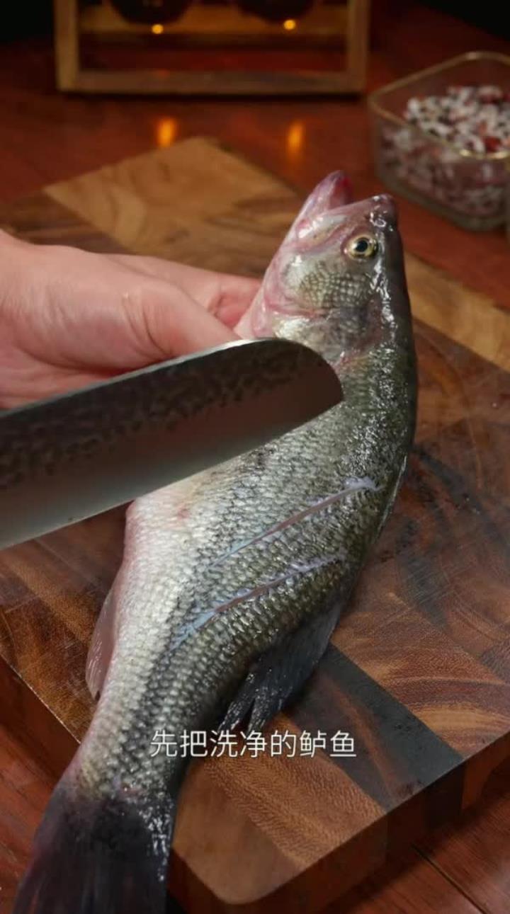 今天做一个孩子们都爱吃的红烧鲈鱼，肉嫩刺少，做法还简单