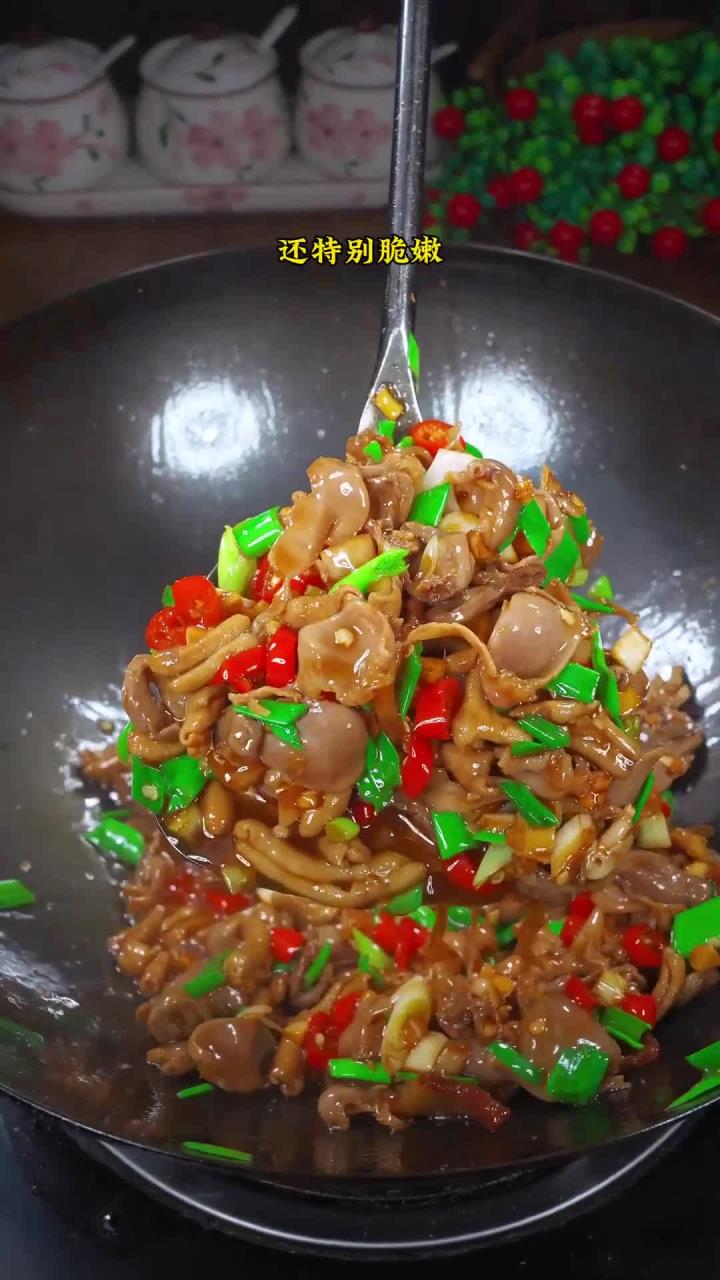 又是费米饭的一天，每次做这个酸辣鸡杂我都要吃两碗米饭！