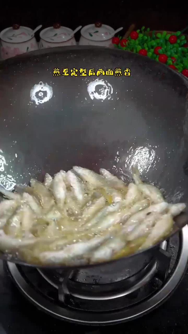 我们叫这种小鱼仔嫩仔鱼，煎至金黄炒太香了！