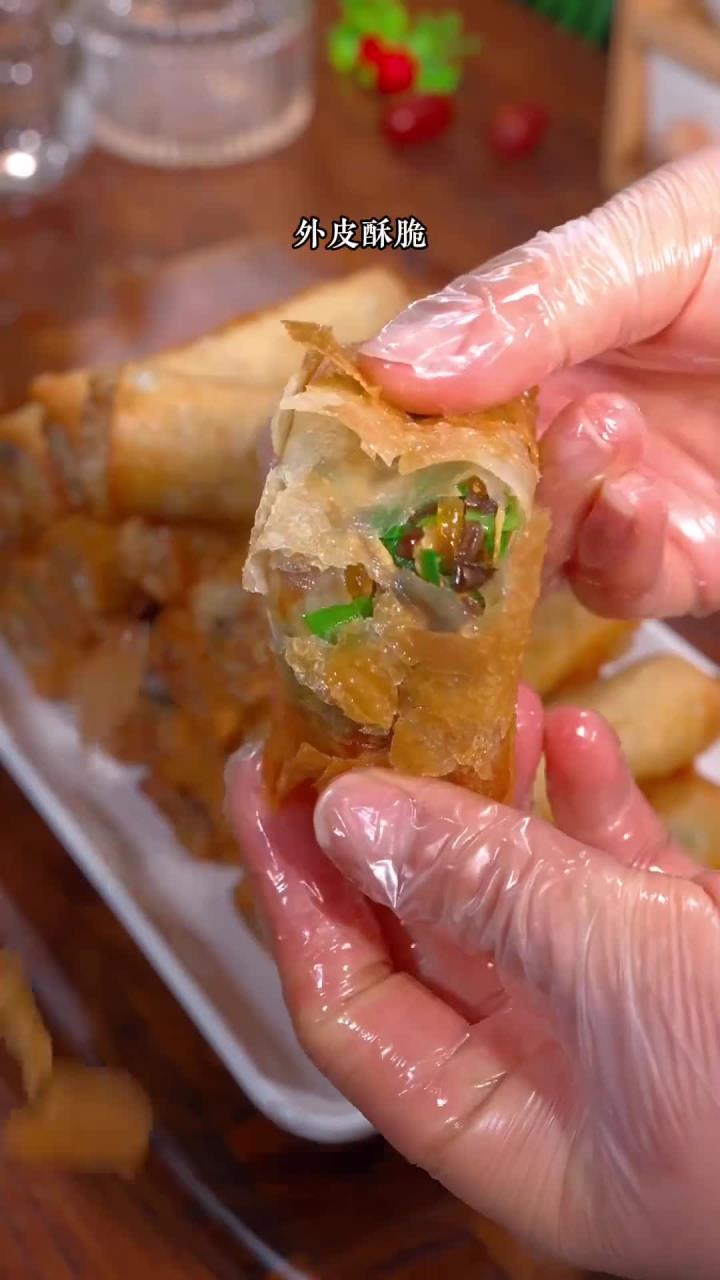 要是你在年夜饭坐上这道炸春卷，肯定是先光盘的那个菜，外皮酥脆，鲜香又美味