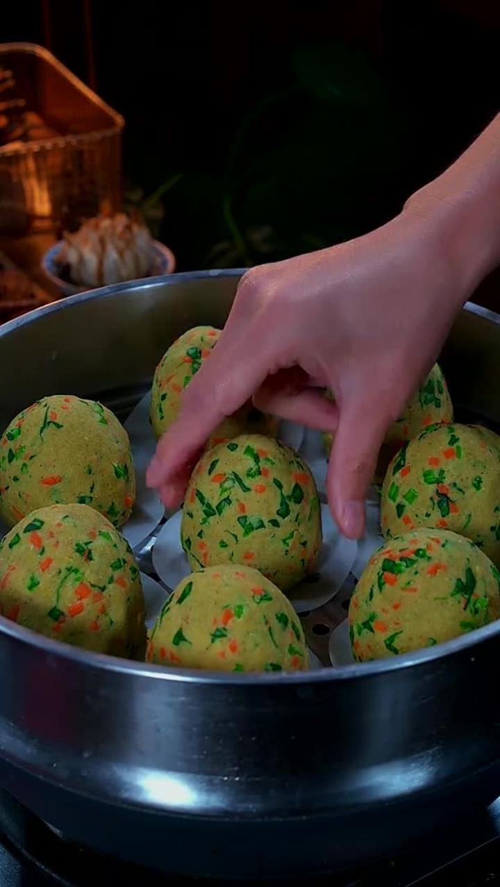 老人常说多吃粗粮身体好，现在我们家一日三餐都把主食换成了这个杂粮窝窝头，做法简单