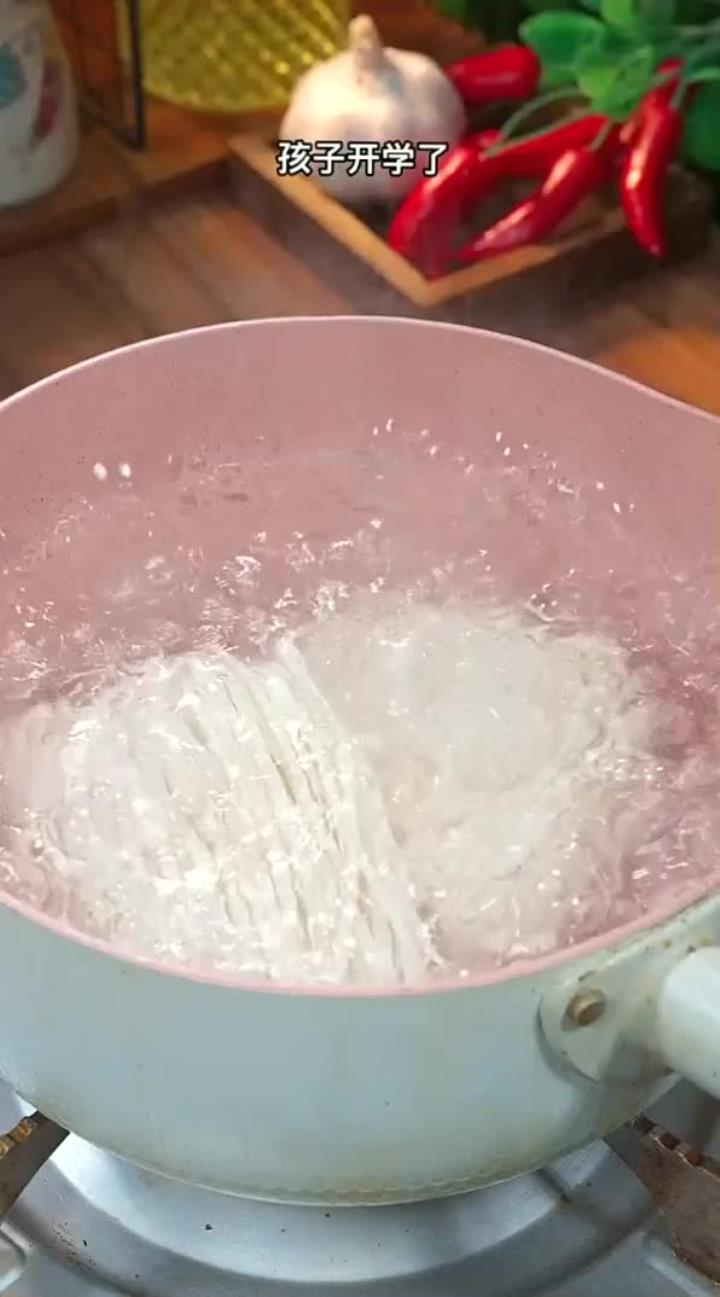 孩子开学了，早餐不知道吃什么，你就做一碗这个葱油拌面，好吃又营养