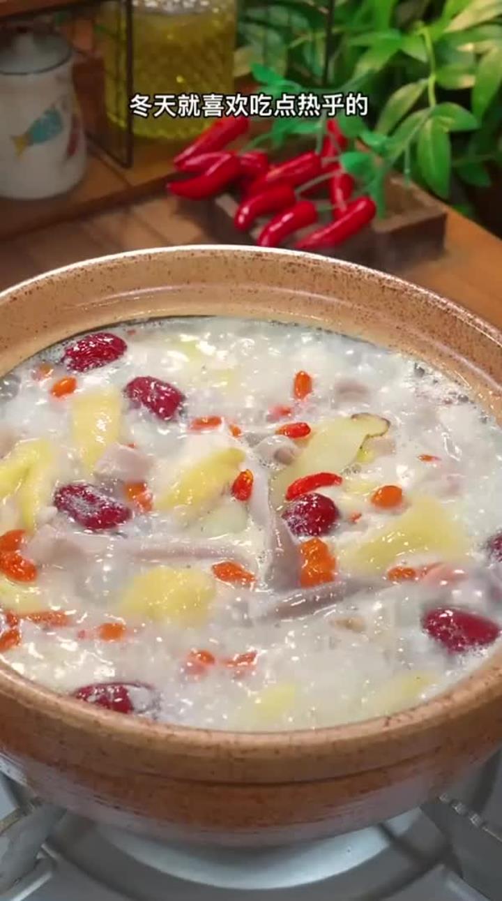 冬天就喜欢吃点热乎的，我家经常煮这个猪肚鸡汤，热乎乎的，营养好喝又暖胃