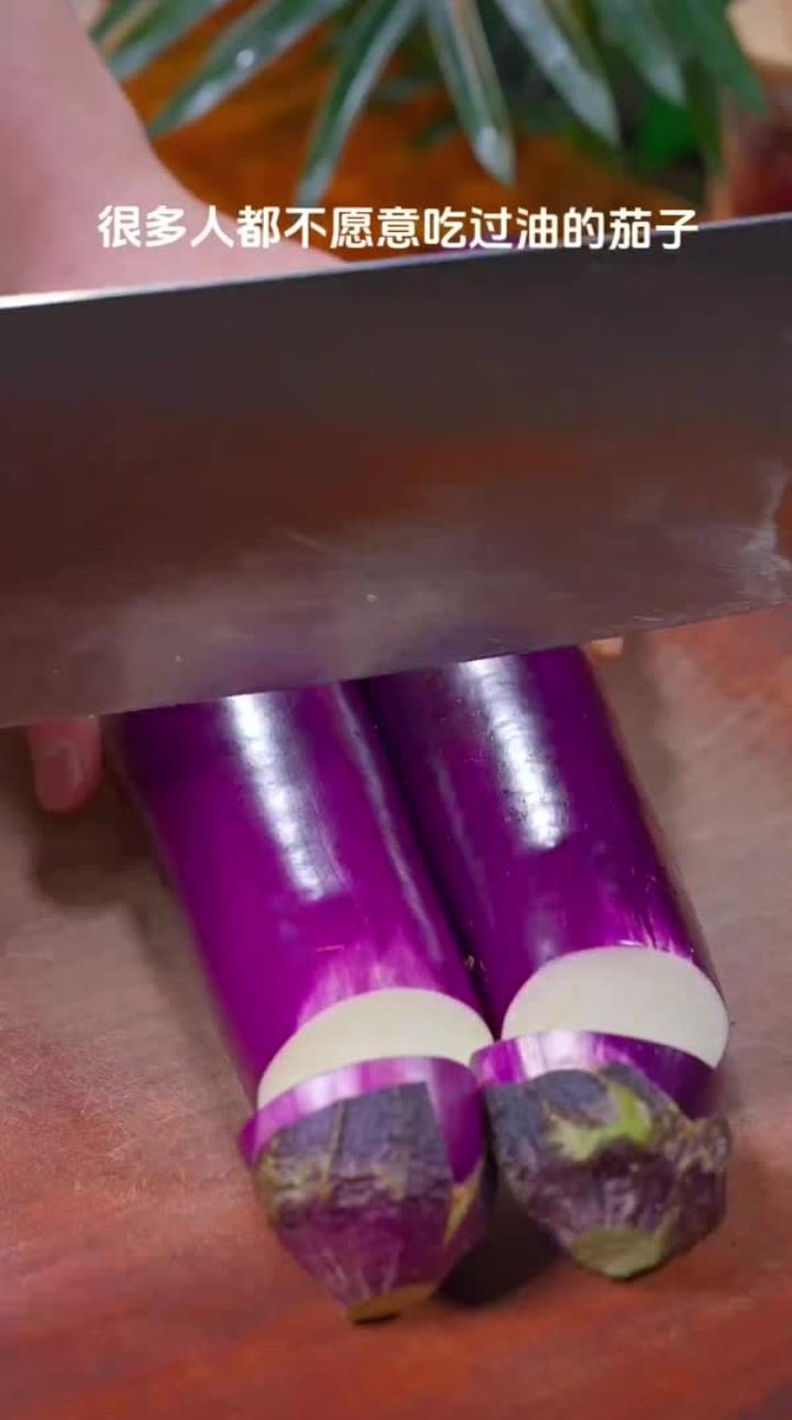 既不用过油也不用焯水的茄子，做出来照样入味好吃，简简单单又是一道下饭菜