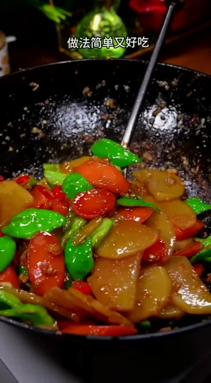 不知道吃啥菜的时候就安排这个土豆炒火腿，简单好吃，非常下饭