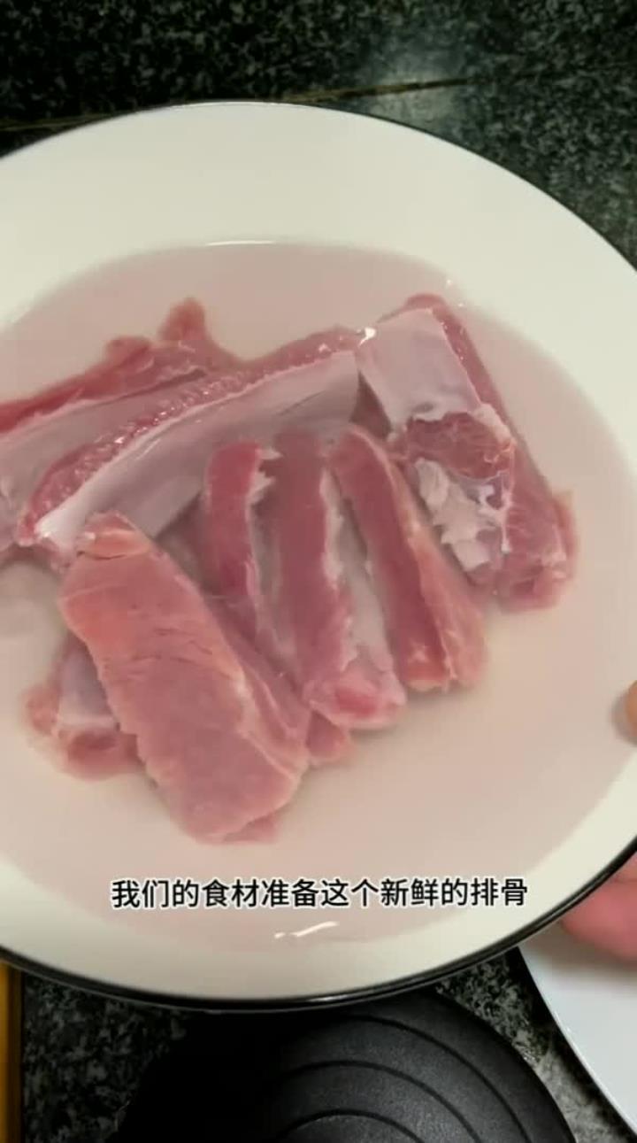 冬天就要给心爱的人煲一锅番茄玉米土豆排骨汤，暖暖的，超级好喝！