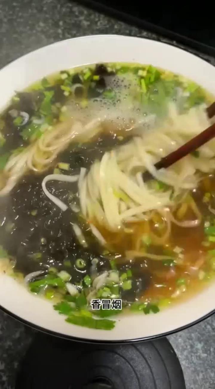 巨简单的热汤面，有手就会做，冬天来一碗，美的很！