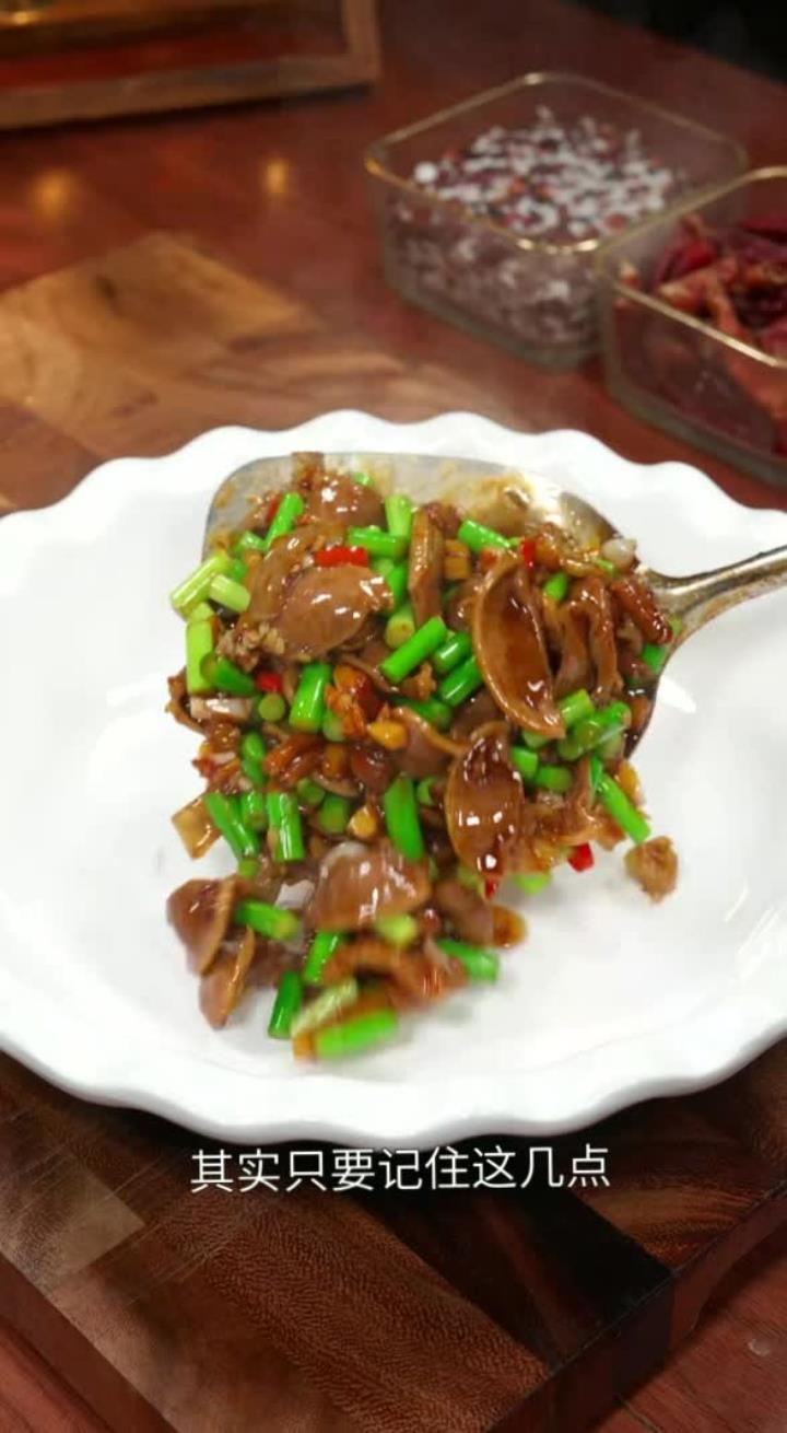 饭店里的酸辣鸡杂很多人都爱吃，自己在家却做不出那个味道，其实只要记住这几点。做出