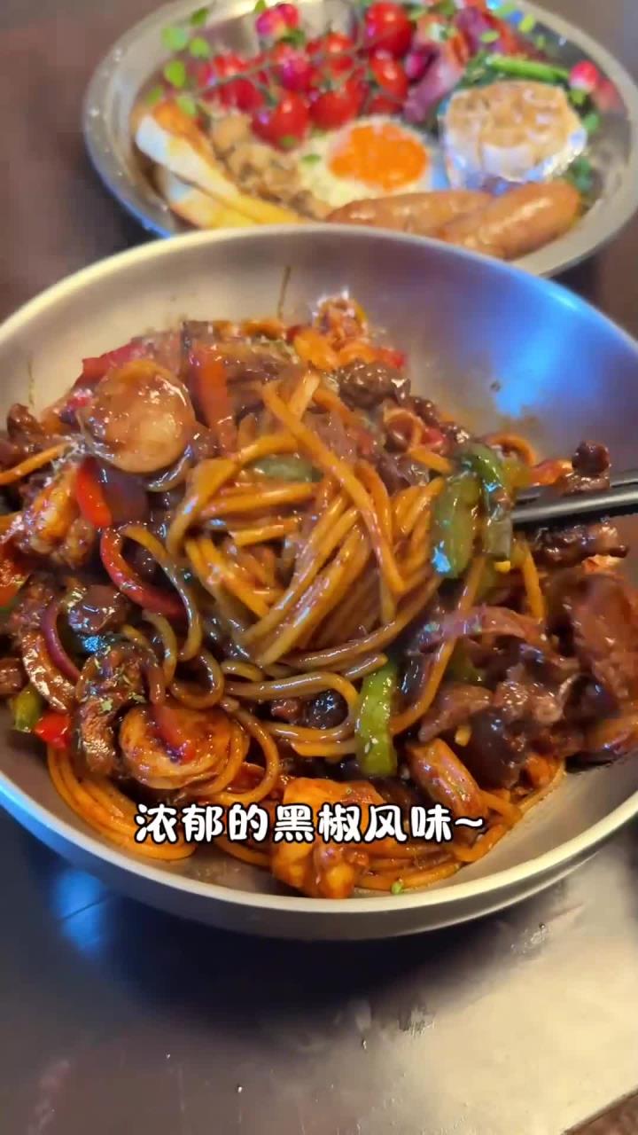 好吃到原地开店的意面做法，浓郁的黑椒风味，每一口都裹满了酱汁，巨好吃