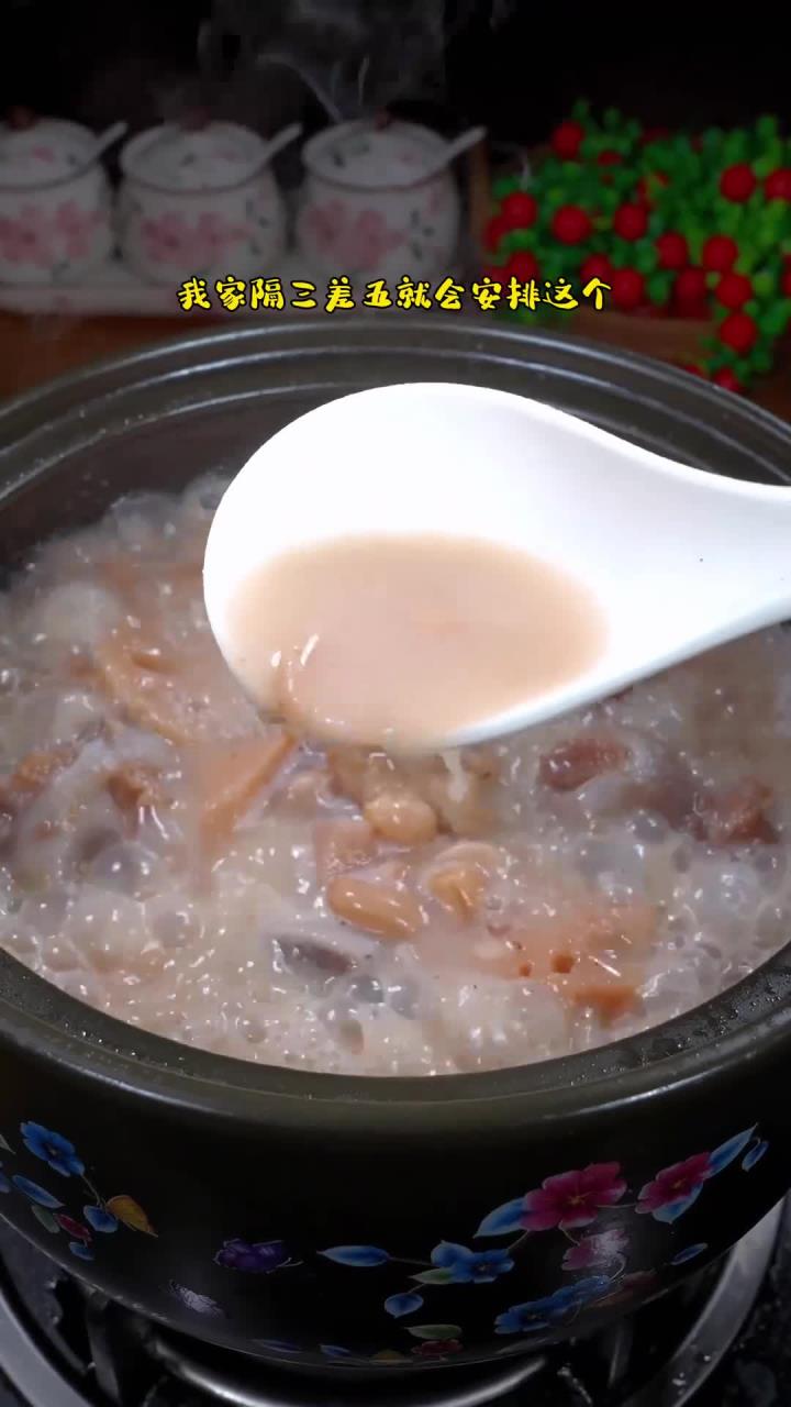 我家隔三差五就会安排的筒子骨花生莲藕汤，汤鲜味！