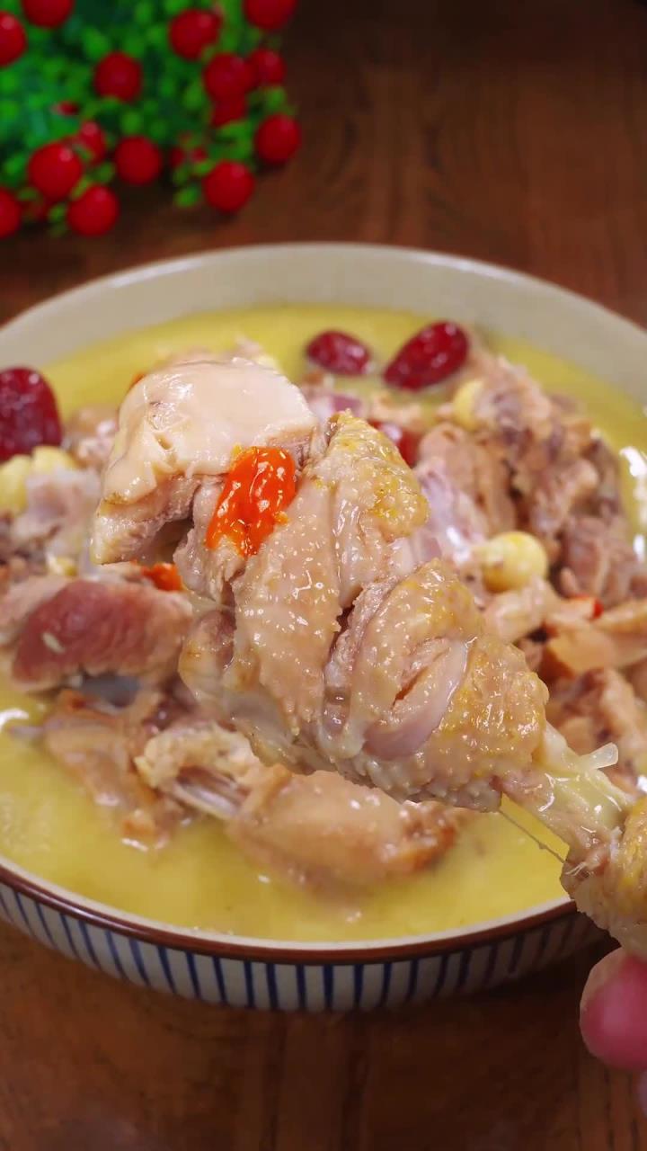 秋天来了多给家人煲这个莲子土鸡汤，汤鲜味美，莲香浓郁！