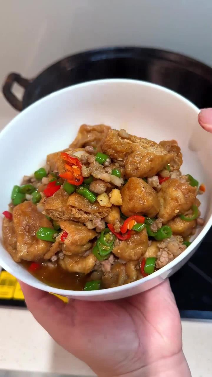 油豆腐炒肉 这个油豆腐做的非常非常好吃，每次这样做都不够吃