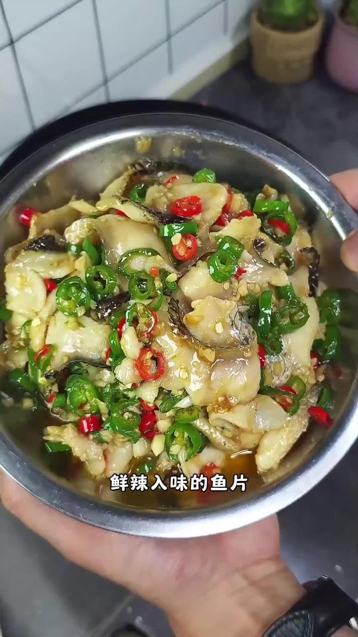 出锅那一刻真的把我惊艳到了。滑嫩爽口的鱼片带着辣椒的鲜辣味 馋哭了